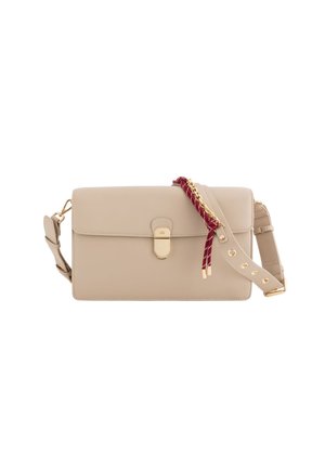 Bolso de mano de cuero beige con diseño plano, herrajes dorados y una correa trenzada roja. Cuenta con una solapa frontal y una correa ajustable desmontable.