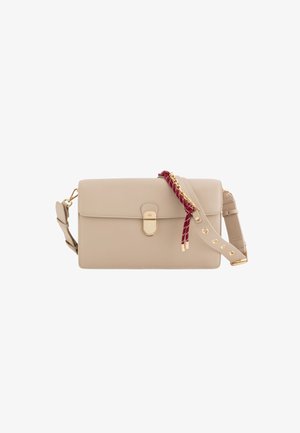 Bolso de mano de cuero beige con diseño plano, herrajes dorados y una correa trenzada roja. Cuenta con una solapa frontal y una correa ajustable desmontable.