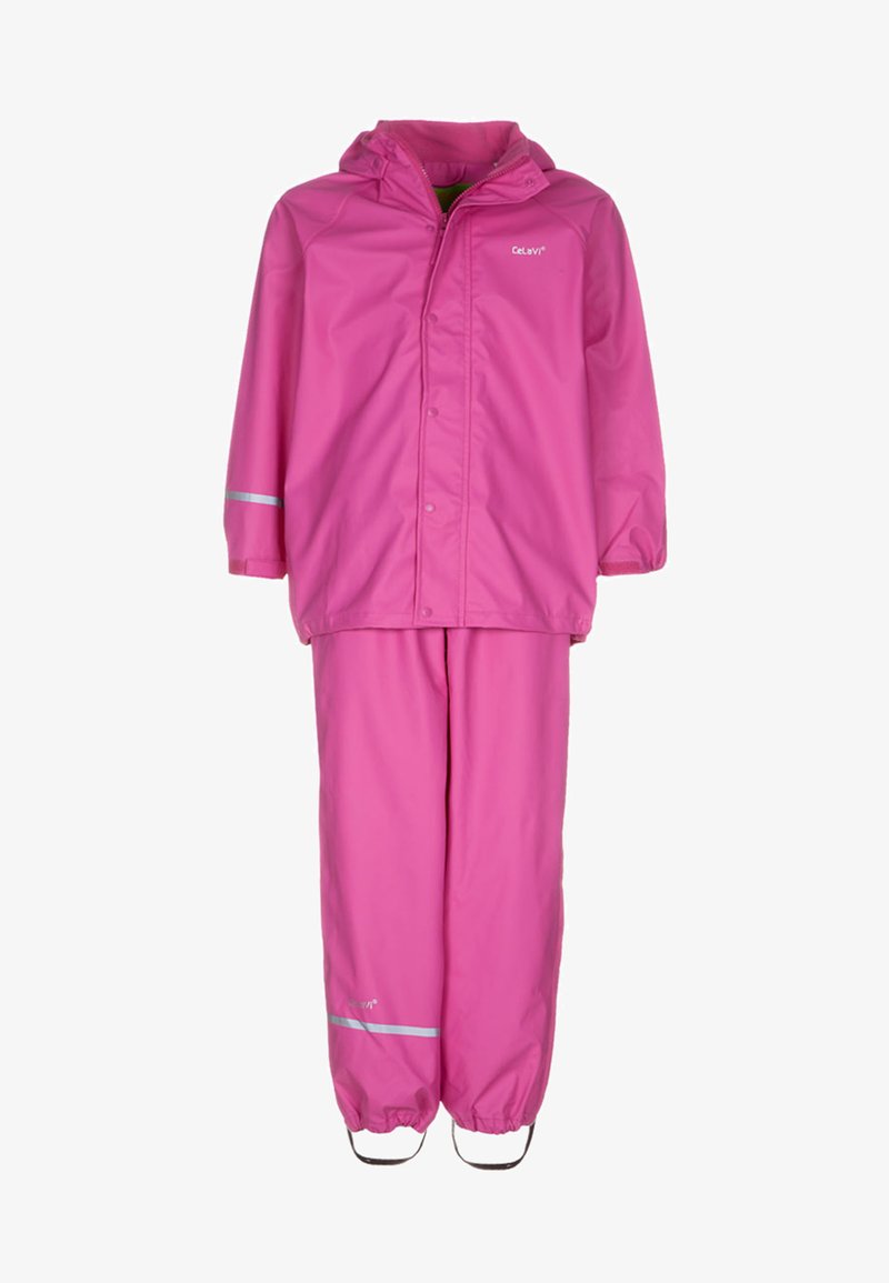 Roze regenpak bestaande uit een jack met capuchon en bijpassende broek. Gemaakt van waterdicht materiaal, met reflecterende strepen op de mouwen en broek.
