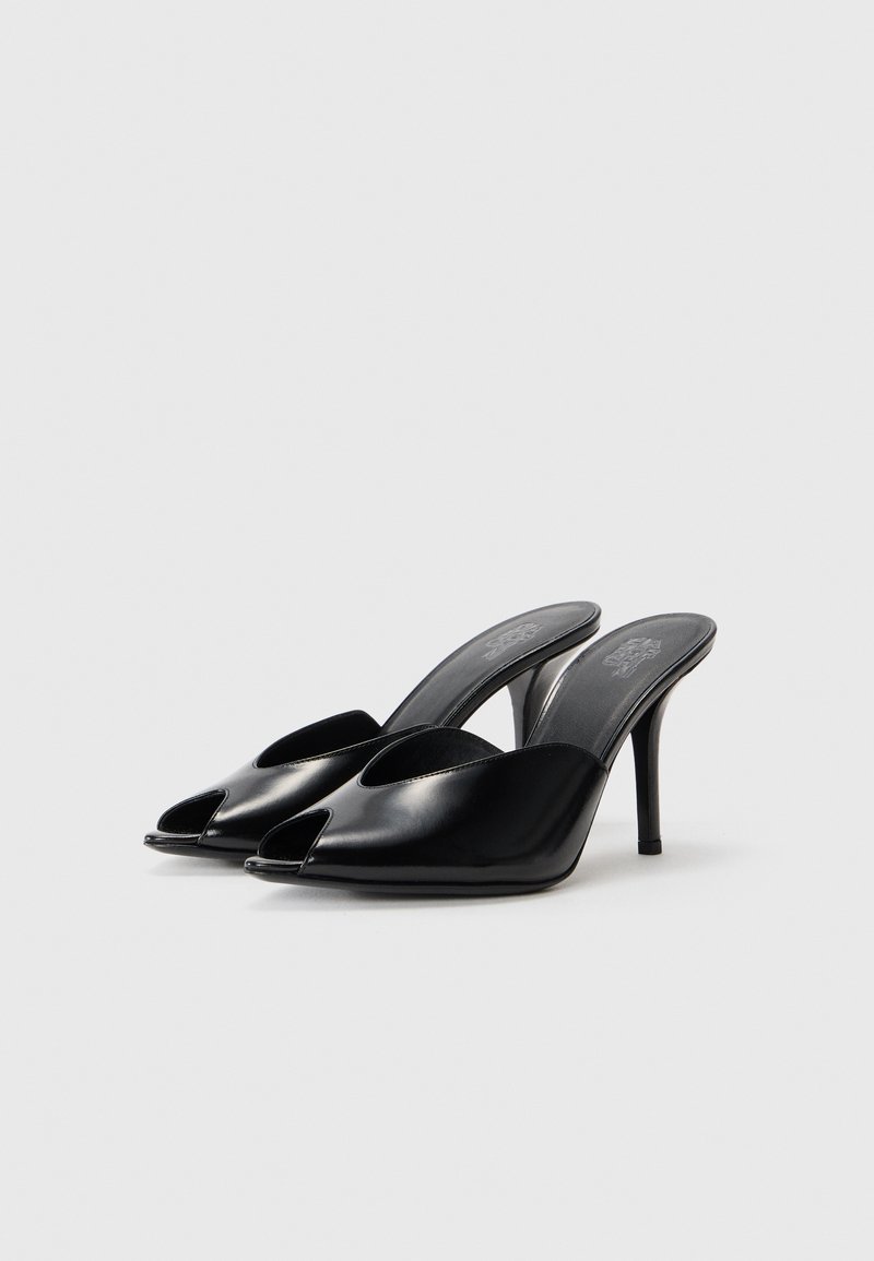 Schwarze Leder-Mules mit offener Zehenpartie und eleganter Silhouette, featuring einen hohen Absatz, Schnittmuster und glatten Textur.
