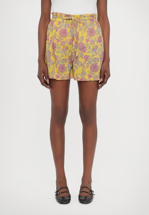 Shorts à motif floral jaune, avec des accents roses et violets, taille haute avec une ceinture à nouer, et une coupe décontractée.