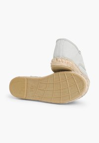 Espadrille in tela grigia chiara con bordo in juta intrecciata, suola in gomma con motivo a rilievo geometrico e design a profilo basso. Dimensione 31.