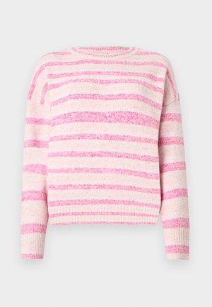 Pull rayé rose et crème avec une texture côtelée, col ras du cou et épaules tombantes. Matériau doux avec des largeurs de rayures variées.