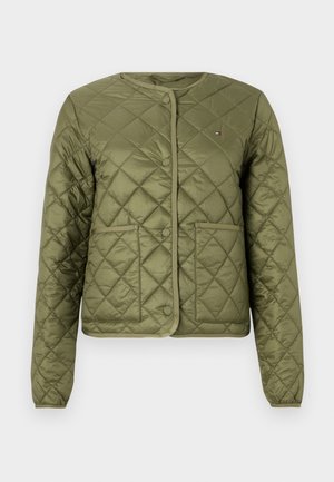 Veste matelassée vert olive avec col rond, fermeture à boutons sur le devant, deux poches avant et une bordure contrastante le long des bords.