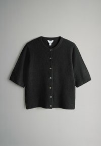Černý kardigan s krátkým rukávem z texturovaného úpletu, s kulatým výstřihem, zapínáním na tlačítka a žebrovanými lemy.