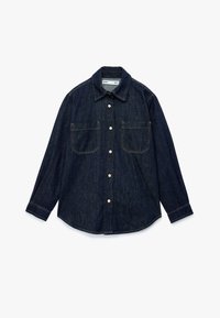 Mørk denimskjorte med lange ærmer, knapfront, to brystlommer, spids krave og kontraststing. Glat tekstur og afslappet pasform.