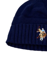 Sötétkék kötött sapka bordás szegéllyel és több színben hímzett póló játékos dizájnnal. Anyag: akril keverék, puha tapintás.