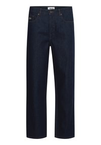 Pantalones vaqueros azul oscuro hechos de mezclilla, con corte recto, diseño de cinco bolsillos, costuras visibles y una etiqueta de marca en la cinturilla.