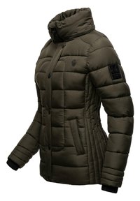 Puffer jacket in olive green, featuring a high collar, snap buttons, side pockets, and ribbed cuffs for added warmth. Textured quilted design.