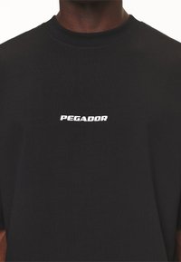 Pegador COLNE LOGO TEE - Apdrukāts T-krekls - washed black