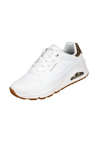 Zapatilla deportiva blanca con parte superior texturizada, puntera redonda y detalles perforados. Presenta un acento de estampado de leopardo marrón y negro en el talón.