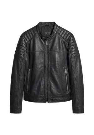 Chaqueta de motorista de cuero negro con detalles acolchados en los hombros, bolsillos frontales con cremallera y correa de cuello con botón automático.