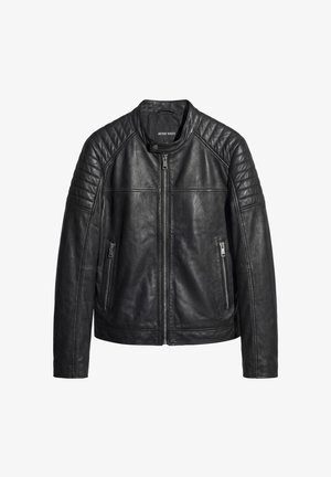 Giacca da motociclista in pelle nera con dettagli trapuntati sulle spalle, tasche frontali con zip e cinturino colletto con bottone a pressione.