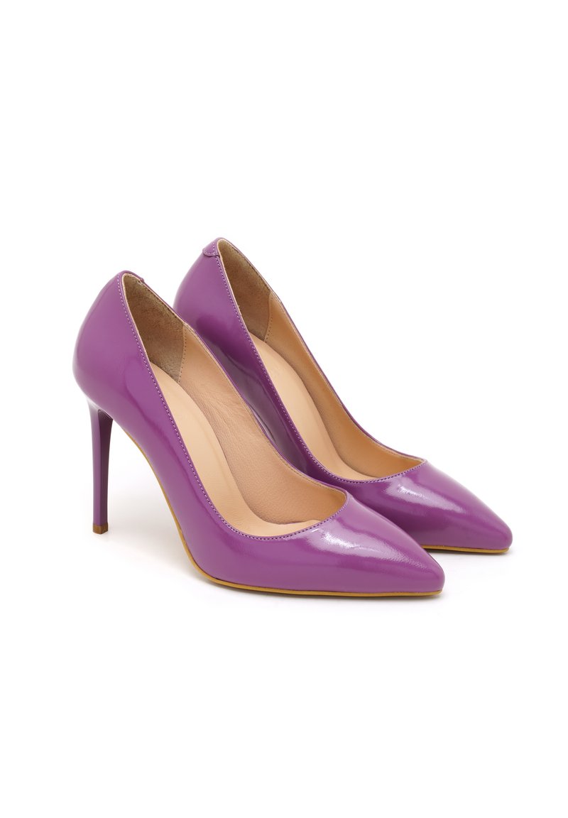 Escarpins violets en cuir verni à talons hauts avec un bout pointu et une silhouette épurée. L'intérieur est doublé en cuir chair.
