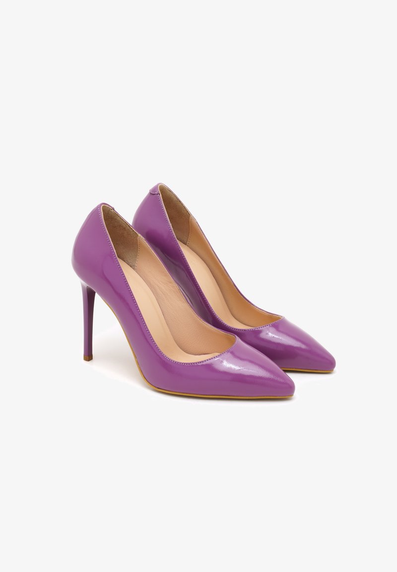 Escarpins violets en cuir verni à talons hauts avec un bout pointu et une silhouette épurée. L'intérieur est doublé en cuir chair.