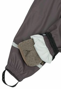 Manche de veste grise résistante à l'eau avec une doublure intérieure en polaire, un poignet réglable et un ourlet élastique. Comprend une bande d'accent blanche et un détail de bouton.