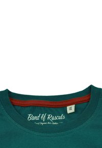 Teal bomulds t-shirt med rød kant. Har et label med "Band of Rascals" og størrelsesmærke indeni halsudskæringen.