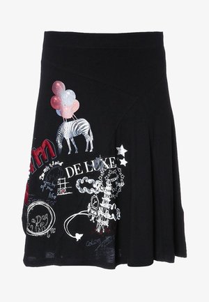 Czarna spódnica z kolorowymi grafikami, w tym zebra unosząca się na balonach, napis "DE LUXE", gwiazdy i abstrakcyjne szkice.