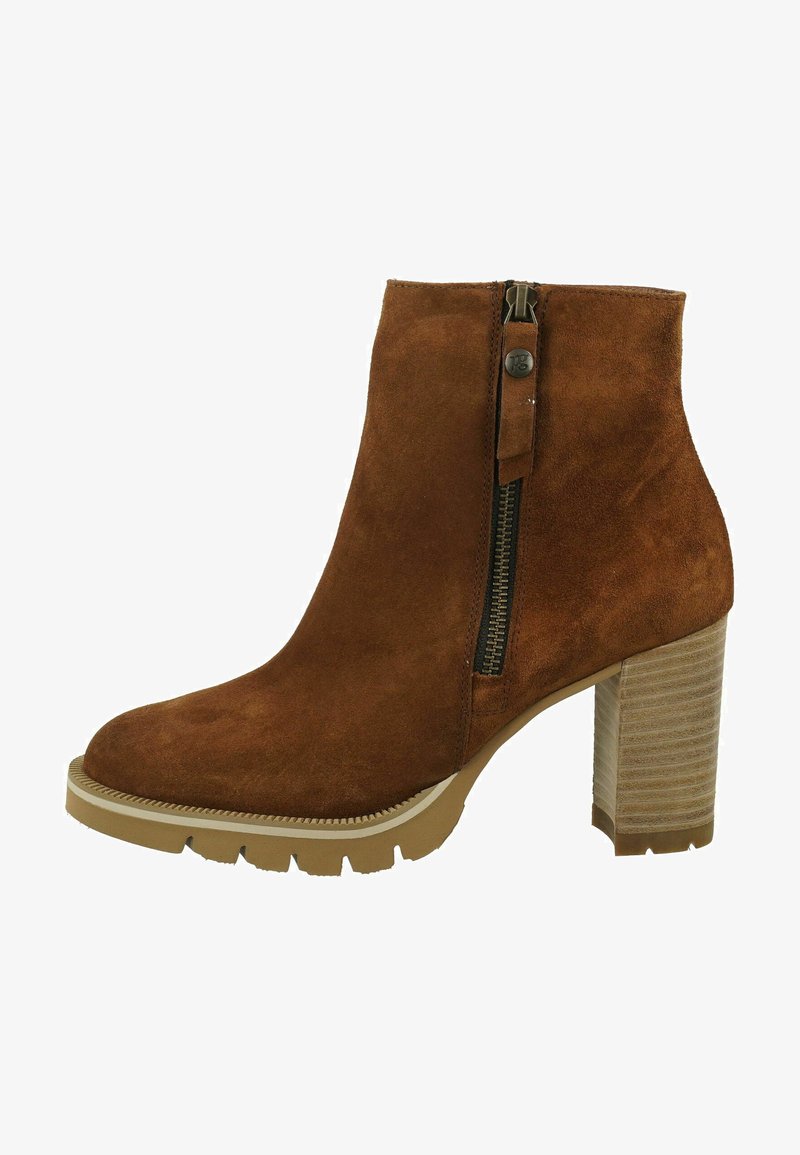 Bruine suede enkellaars met een zijrits, gestructureerde tan blokhak en een robuuste zool. Kenmerkt een gladde bovenkant en versterkte stiksels.