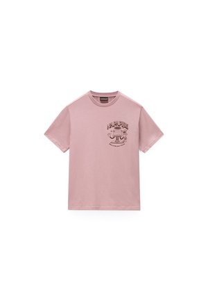 T-shirt rose clair à manches courtes avec un motif noir et le texte "Napapijri" sur le haut gauche de la poitrine avant.
