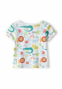 Vit kortärmad skjorta med ett flerfärgat mönster av djungeldjur, växter och former i gröna, orange och gula toner.