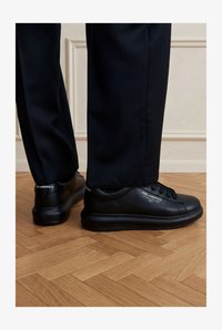 Valitud, black