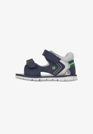 Sandalo per bambini blu navy con accento a forma di stella verde, tacco a strisce bianche e verdi, parte superiore in tessuto, punta chiusa e cinturini in Velcro.
