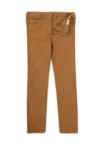 Pantalon en coton marron au toucher doux, coupe slim, poches avant et fermeture éclair. Présente des passants de ceinture et une étiquette tissée discrète à l'intérieur.