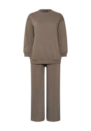 Weit geschnittenes langärmeliges Sweatshirt in Taupe, kombiniert mit passenden weiten Hosen, aus weichem, bequemem Stoff gefertigt.