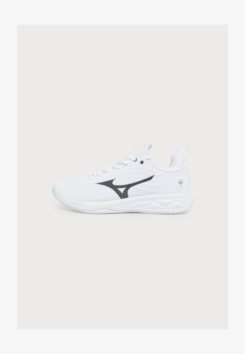Λευκό αθλητικό sneaker με ανάγλυφη σόλα, μαύρο λογότυπο Mizuno στο πλάι, κορδόνια και θηλιές στο πίσω μέρος και στη γλώσσα.