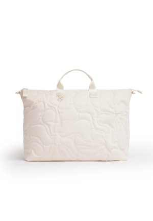 Borsa tote trapuntata color crema con manici corti e chiusura con cerniera, mostrata su sfondo bianco.