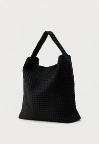Sac tissé noir de forme spacieuse, doté d'une poignée texturée unique, de bords doux et d'un design minimaliste.