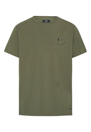 Olivegrünes T-Shirt mit kurzen Ärmeln und einem kleinen schwarzen zwinkernden Smileygrafik auf der linken Brust sowie einem runden Ausschnitt.