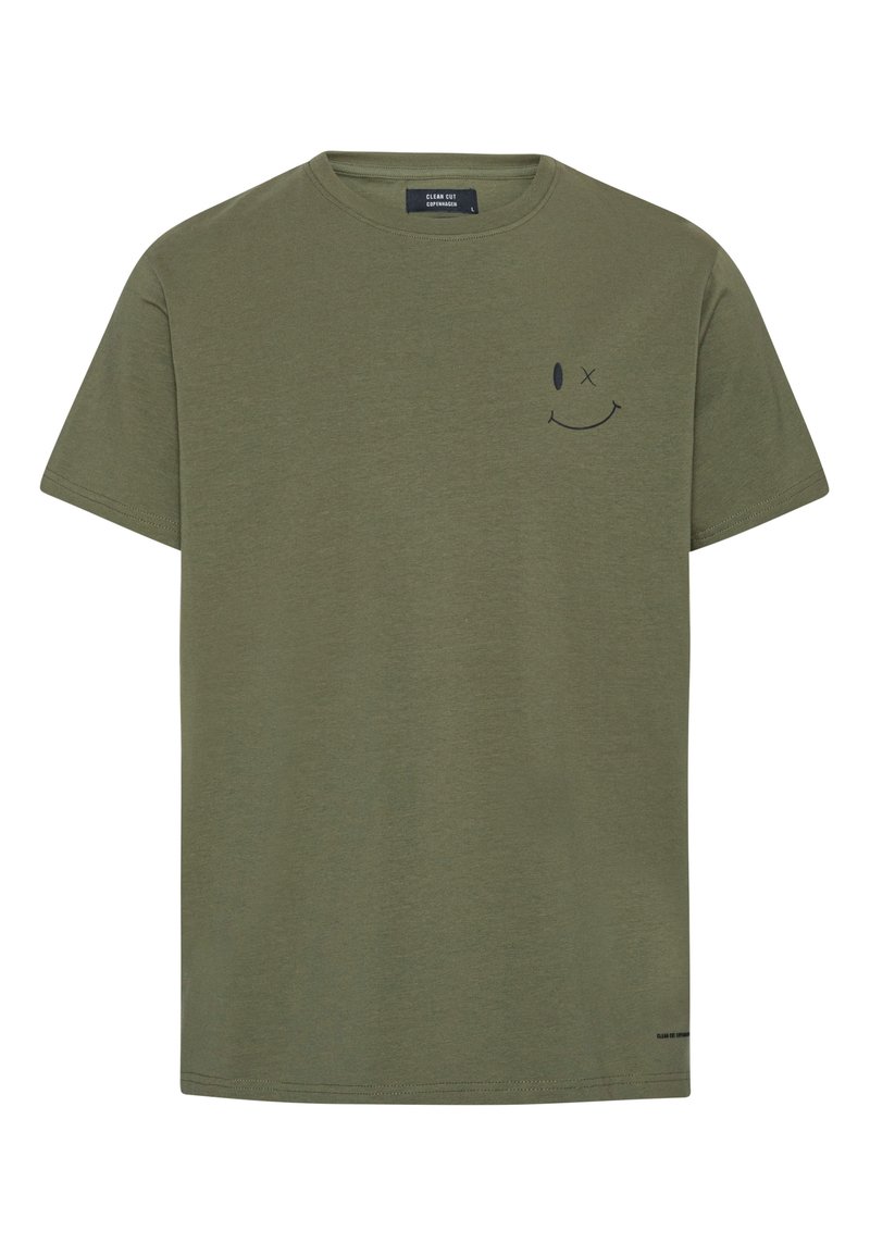  camiseta de manga corta verde oliva con un pequeño gráfico de una cara sonriente guiñando el ojo en el lado izquierdo del pecho y un cuello redondo.