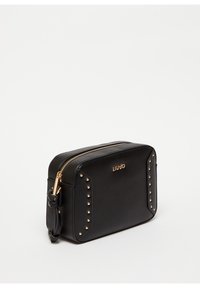 Bolso bandolera de cuero negro texturizado con tachuelas doradas en las esquinas, cremallera dorada y logo de Liu Jo en el frontal.