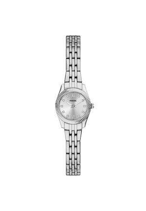 Silberene Fossil-Armbanduhr mit verlinktem Metallband, rundem Zifferblatt, römischen Zahlen bei 12 und 6 und Kristallstundenmarkierungen.