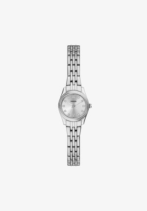 Silberene Fossil-Armbanduhr mit verlinktem Metallband, rundem Zifferblatt, römischen Zahlen bei 12 und 6 und Kristallstundenmarkierungen.