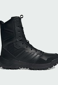 Bota táctica negra de caña alta con suela reforzada, parte frontal con cordones, cuello acolchado y agarre texturizado para uso al aire libre o en condiciones exigentes.