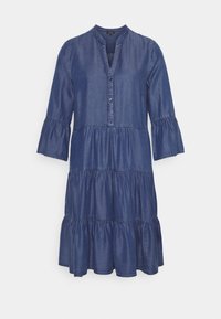 Robe en denim avec un design à volants, manches trois-quarts, patte de boutonnage et col mandarin. Couleur : bleu foncé. Texture lisse.