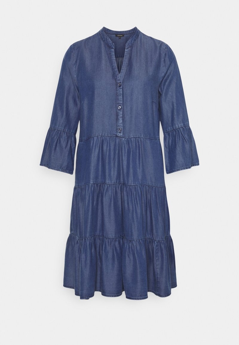 Robe en denim avec un design à volants, manches trois-quarts, patte de boutonnage et col mandarin. Couleur : bleu foncé. Texture lisse.