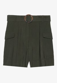 Pantalones cortos de color verde oliva con una cinturilla ancha y una hebilla circular marrón, que cuentan con dos bolsillos laterales y una superficie suave y texturizada.