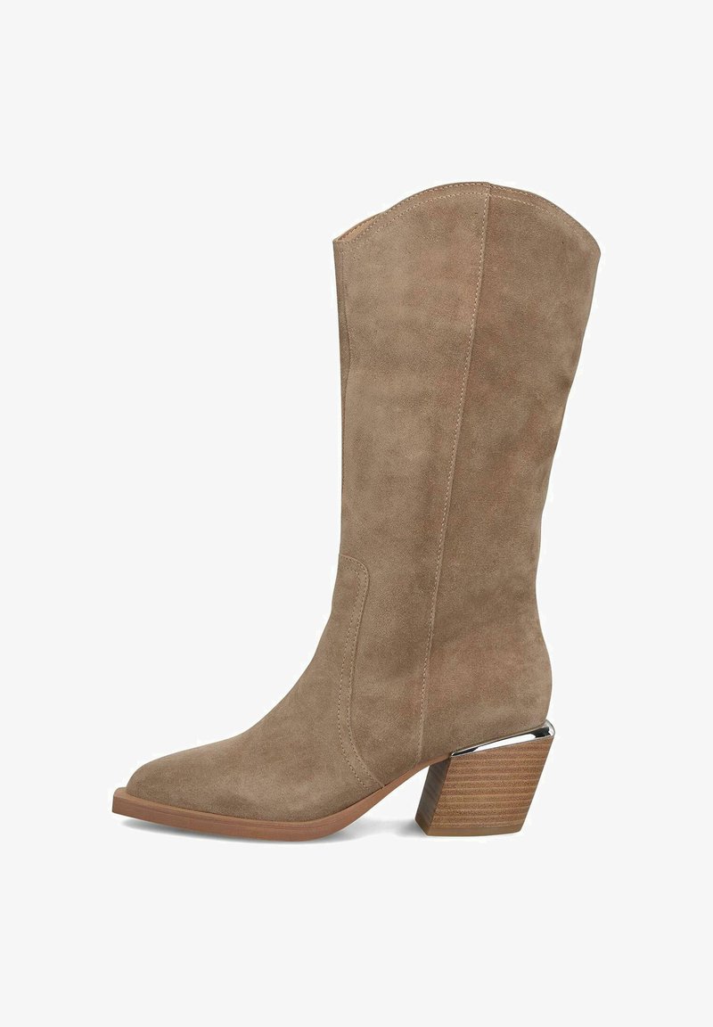 Bottes montantes en daim taupe avec un bout pointu, présentant un talon en bloc en bois texturé et un accent métallique sur le talon.