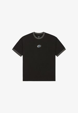 Zwarte katoenen T-shirt met grijze kraag en mouwaccenten. Heeft een ronde logo op de borst, korte mouwen en een rechte zoom.