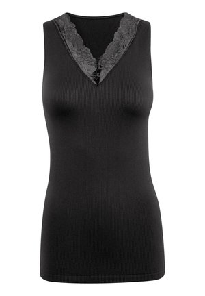 Melnā bez piedurknēm T-kreklā ar ribotu tekstūru un V-veida kakla izgriezumu, ar melnām mežģīnēm ap kakla līniju.