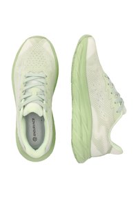 Scarpe da atletica verde chiaro con una parte superiore in rete testurizzata, punta rotonda e suola ammortizzata. Presentano lacci e logo del marchio all'interno.