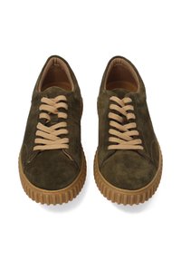 Grüne Wildledersneaker mit sandfarbenen Schnürsenkeln und einer strukturierten Gummisohle. Die abgerundete Spitze und das minimalistische Design unterstreichen die lässige Anziehungskraft.