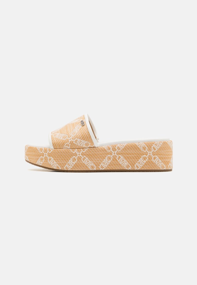 Sandale à plateforme avec dessus et semelle en tissu imprimé beige et blanc, présentant une semelle surélevée et un design à bout ouvert.