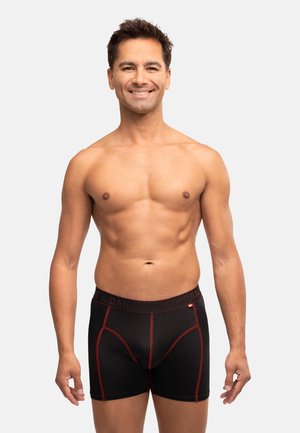 Svarta boxershorts med en slät yta, med röda detaljer i sömmarna och ett märkesband som läser "DANISH ENDURANCE."