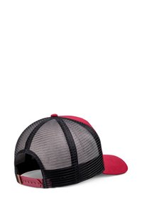 Sarkans un melns acu tīklā paviljona cepure ar regulējamu snapback aizdari, attēlota no aizmugures un nedaudz sānu uz balta fona.