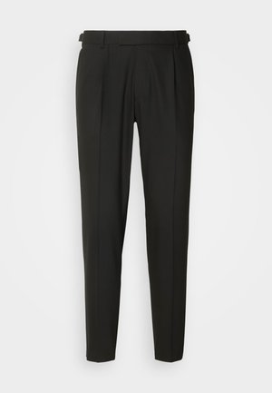 Pantalones negros ajustados con frontales lisos, dos pliegues, trabillas para cinturón y diseño de pierna recta. Fabricados con una tela suave y ligera.